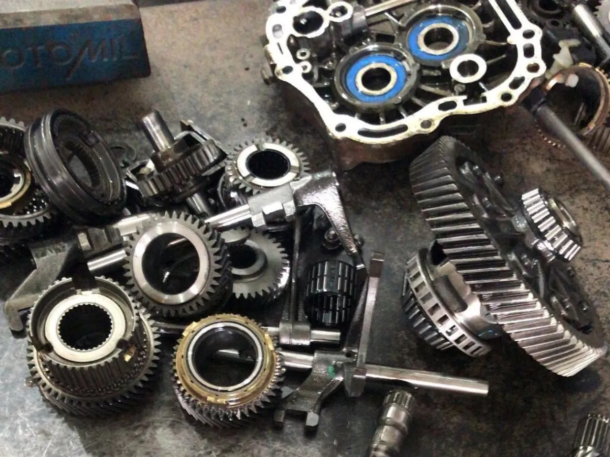 Câmbio manual de caminhão em reparo